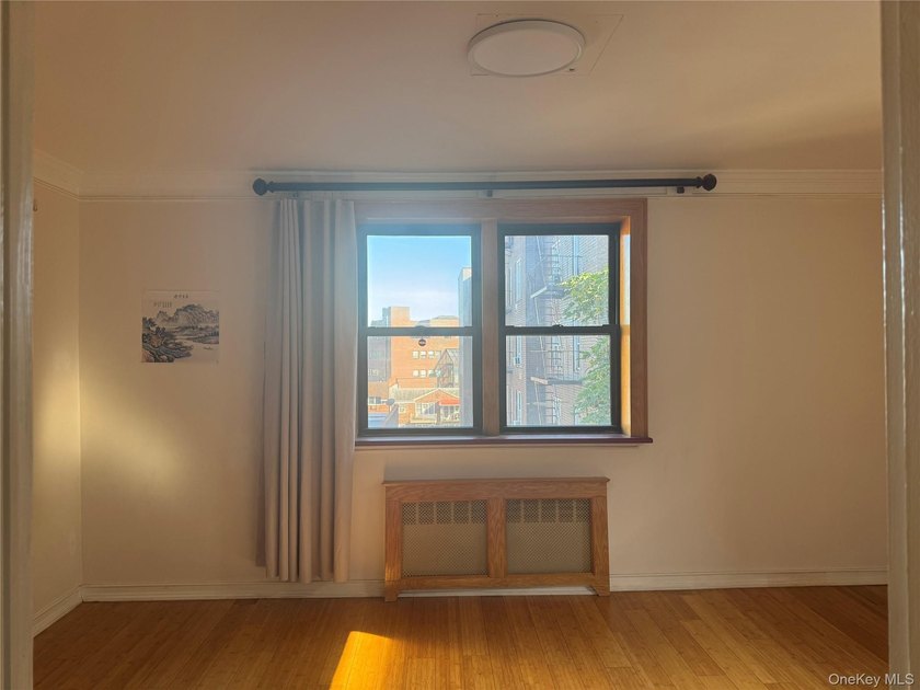 This charming Coop apartment (approximately 900sqft) features a - photo 2