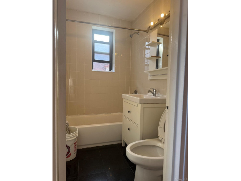 This charming Coop apartment (approximately 900sqft) features a - photo 3