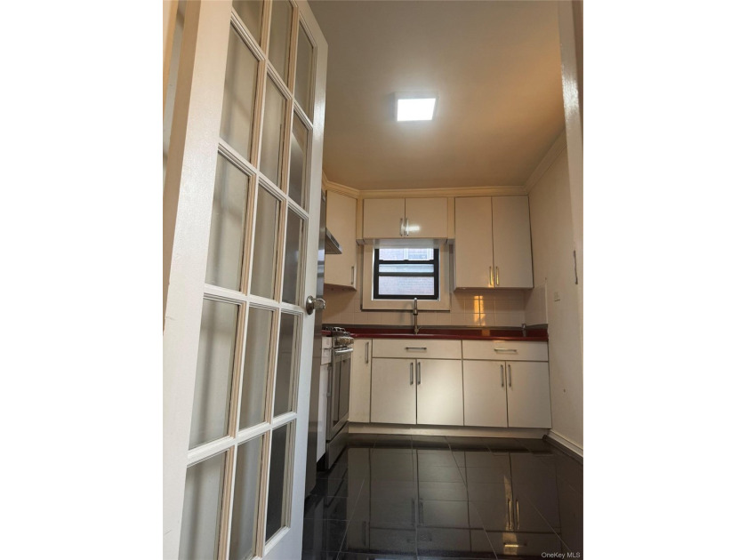 This charming Coop apartment (approximately 900sqft) features a - photo 4