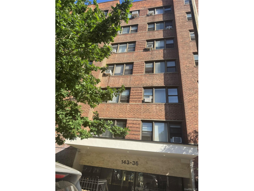 This charming Coop apartment (approximately 900sqft) features a - photo 6