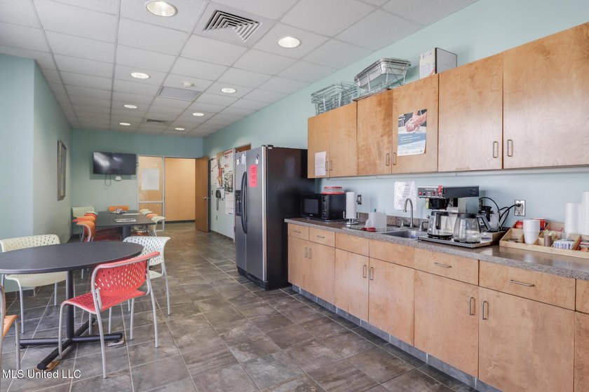 7,830 SqFt office building for sale in sought after Intraplex 10 - photo 18
