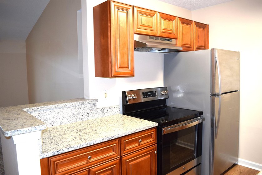 Beautiful upgraded 2 bedroom, 2 bath condo with huge closets and - photo 4