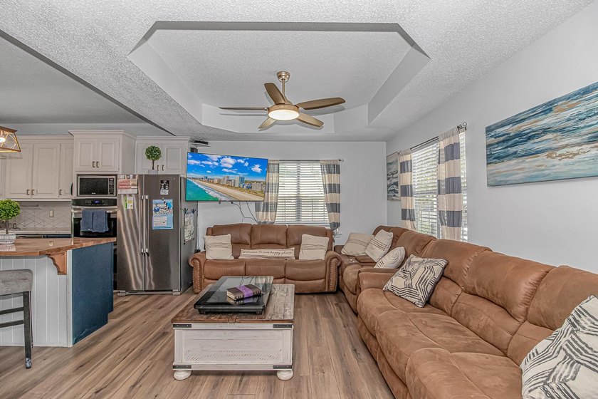 This LAKE FRONT 5 bedroom 3 bath beach house with amazing views - photo 5