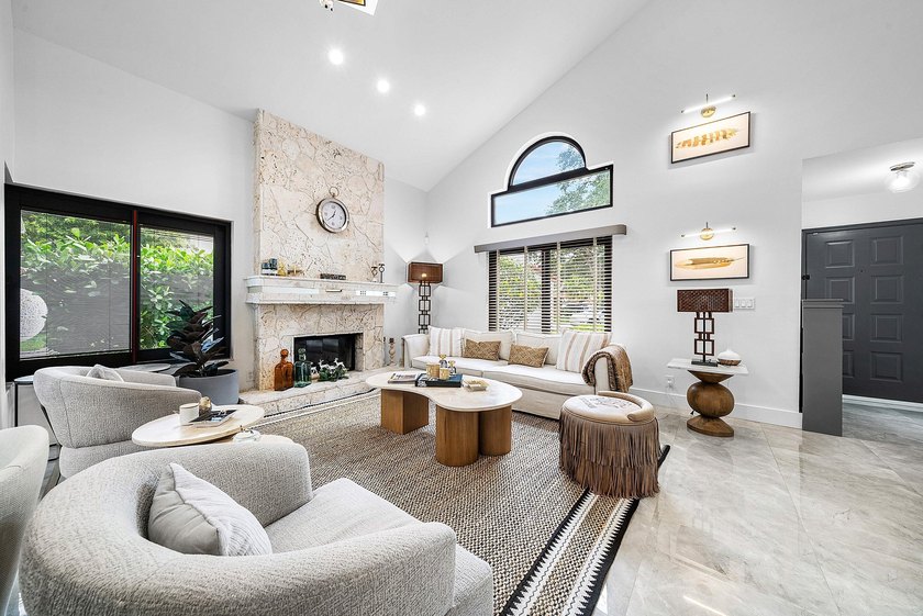 MAKE AN OFFER! Stunning and magnificently expanded two-story - photo 6