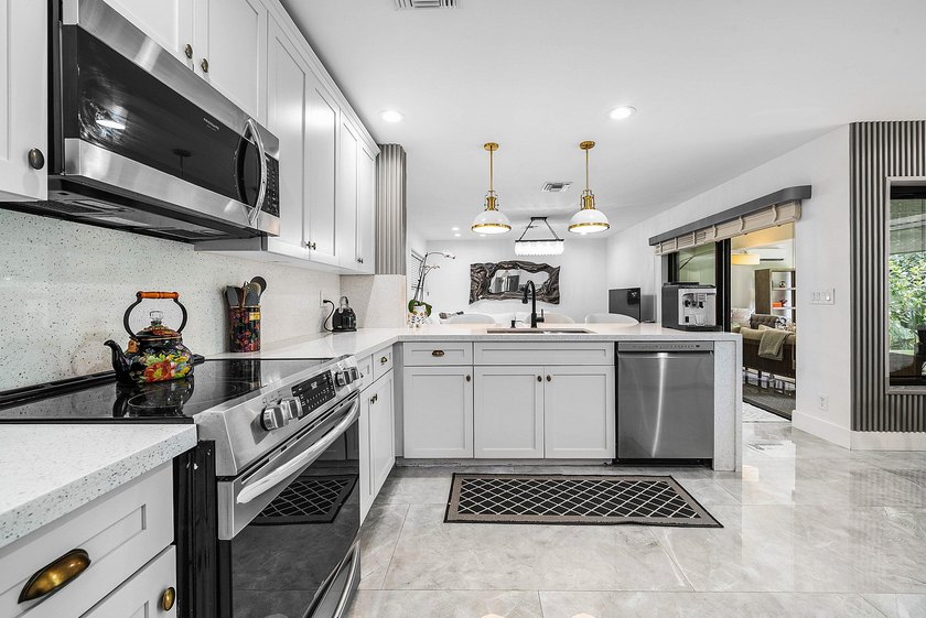 MAKE AN OFFER! Stunning and magnificently expanded two-story - photo 10
