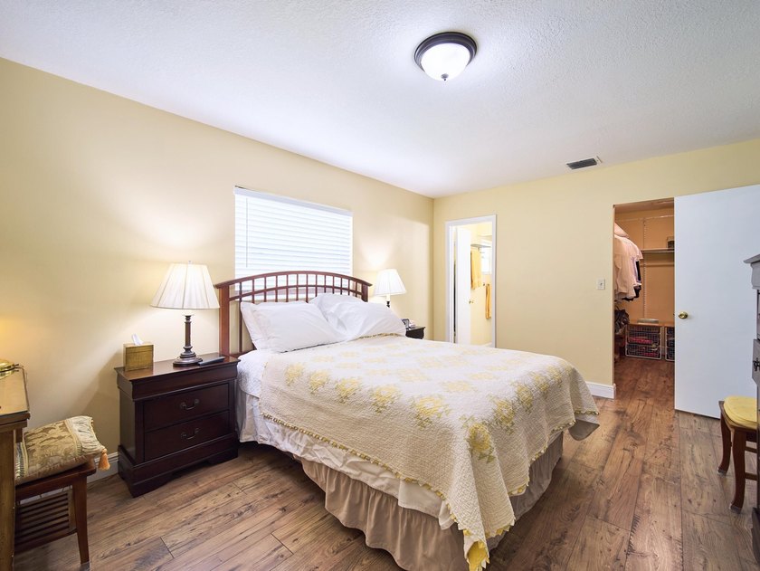 Welcome to this charming 2-bedroom, 2-bathroom villa nestled in - photo 11