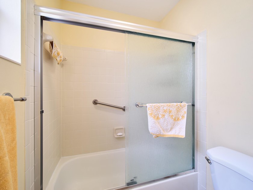 Welcome to this charming 2-bedroom, 2-bathroom villa nestled in - photo 13