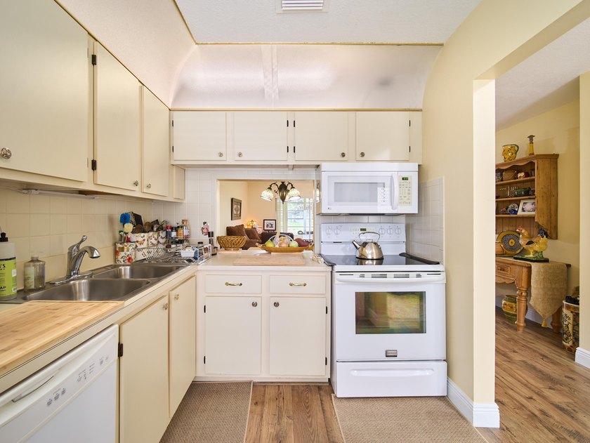 Welcome to this charming 2-bedroom, 2-bathroom villa nestled in - photo 16