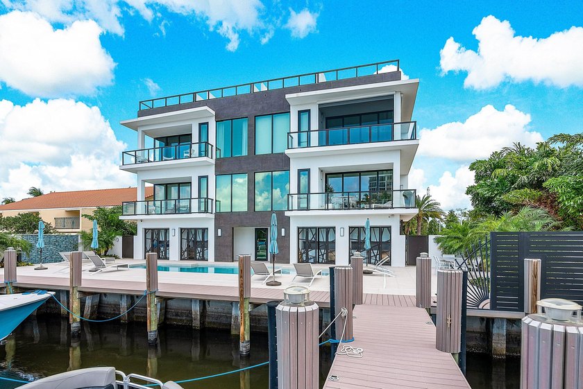 This exceptional waterfront residence at 344 Venetian Drive in - photo 33