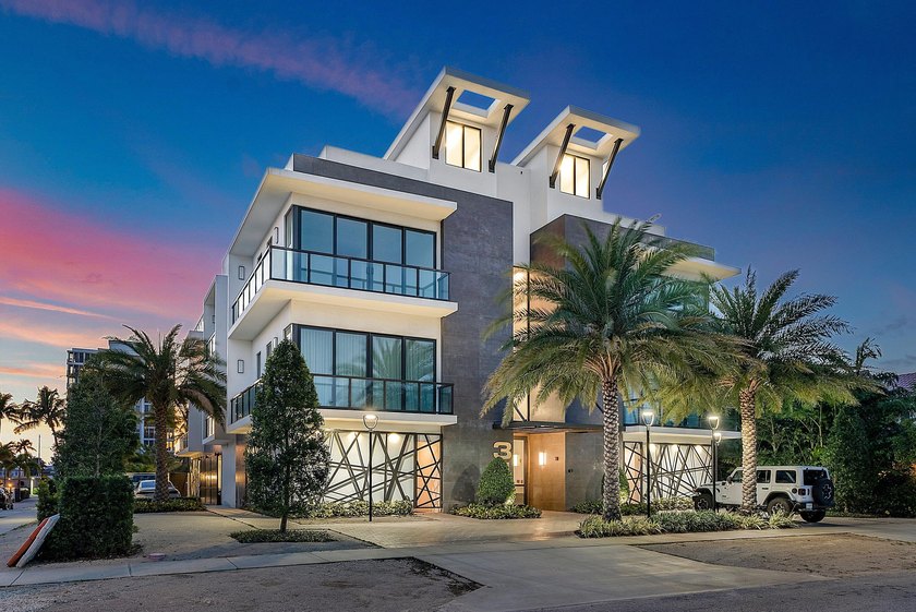 This exceptional waterfront residence at 344 Venetian Drive in - photo 35