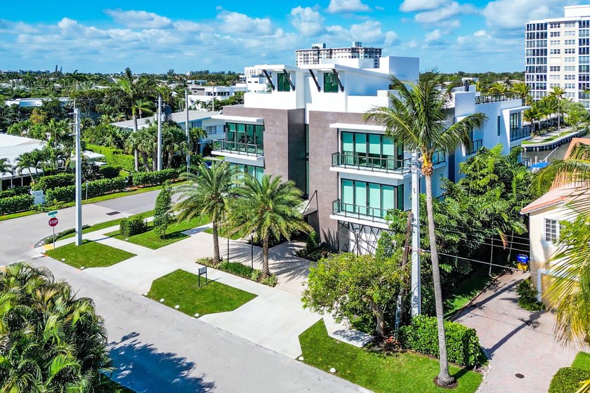 This exceptional waterfront residence at 344 Venetian Drive in - photo 49