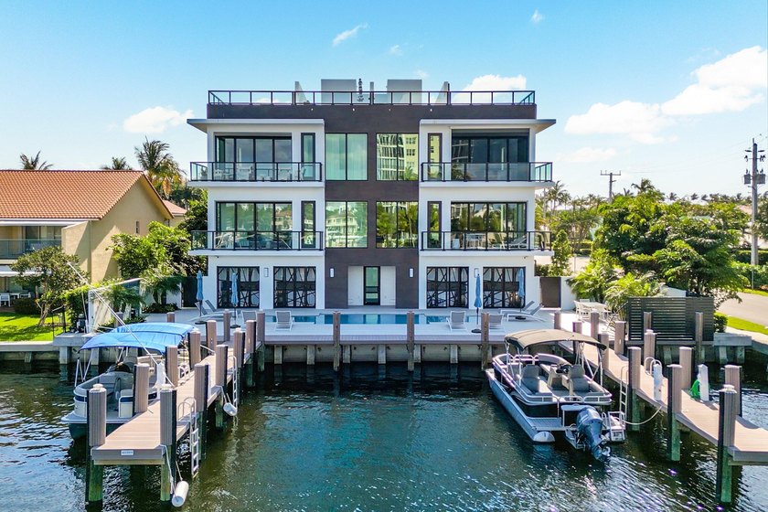 This exceptional waterfront residence at 344 Venetian Drive in - photo 52