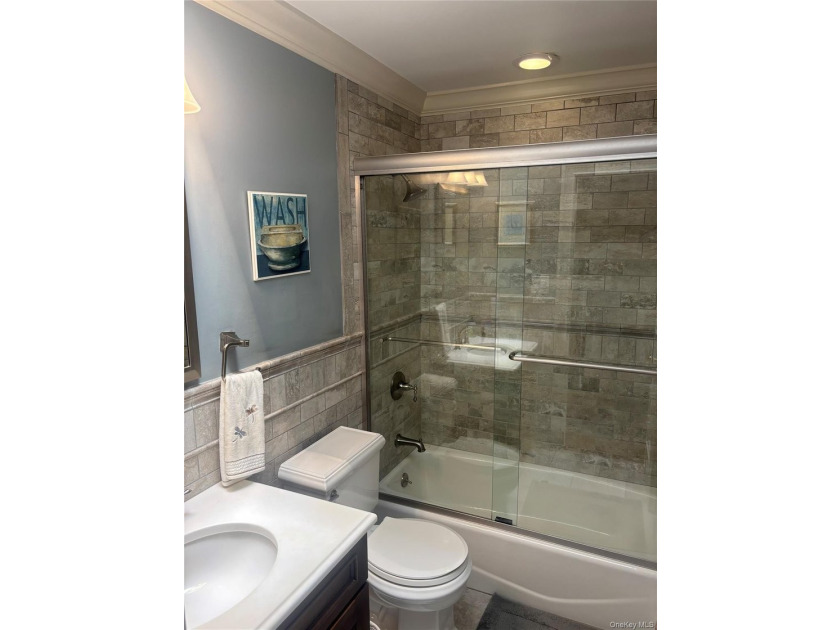 Sought after Brussels Condominium at Southgate. Easy access with - photo 4