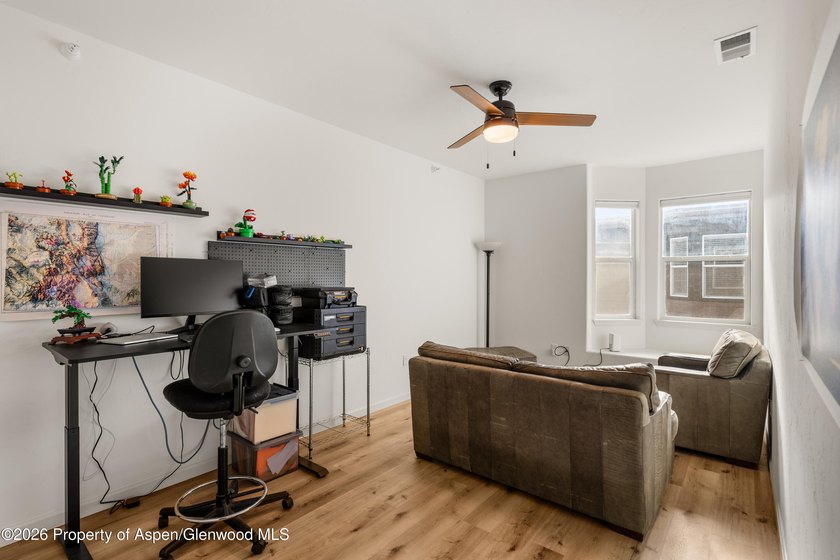 This bright, beautifully updated top-floor condo offers - photo 12