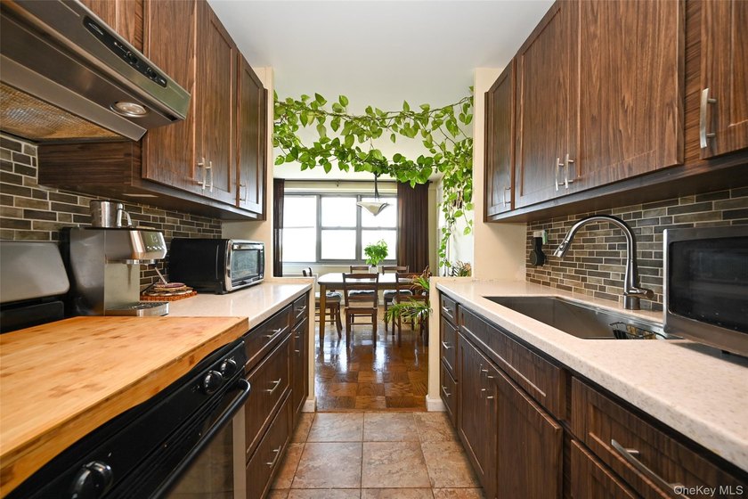 Spacious 2 Bedroom, 2 Bathroom Co-op in Luxury 24-Hour Doorman - photo 11
