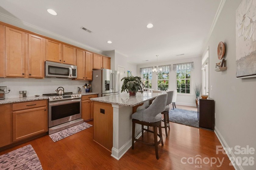Welcome to this beautifully maintained 3-bedroom, 2.5-bath - photo 12