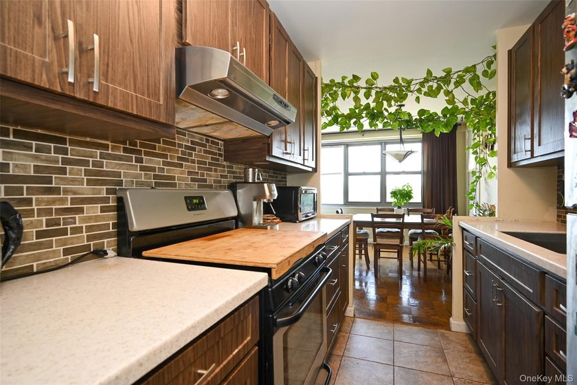 Spacious 2 Bedroom, 2 Bathroom Co-op in Luxury 24-Hour Doorman - photo 12