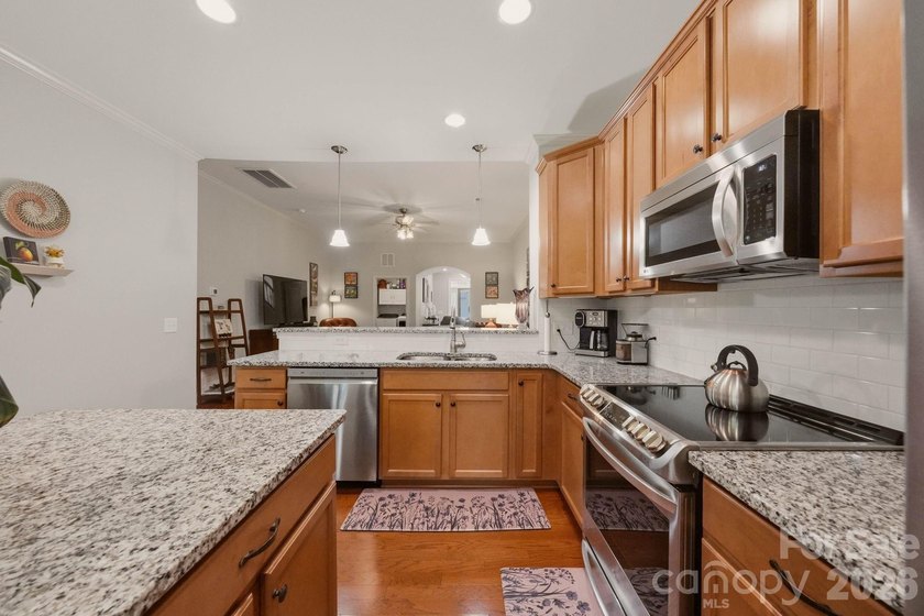 Welcome to this beautifully maintained 3-bedroom, 2.5-bath - photo 13