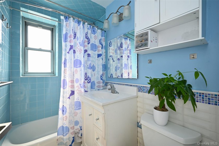Spacious 2 Bedroom, 2 Bathroom Co-op in Luxury 24-Hour Doorman - photo 20