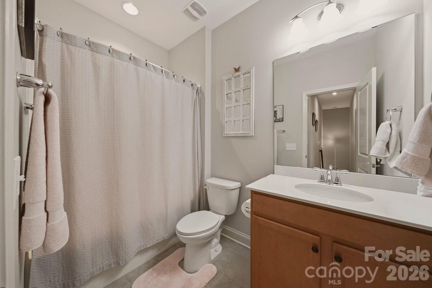 Welcome to this beautifully maintained 3-bedroom, 2.5-bath - photo 26