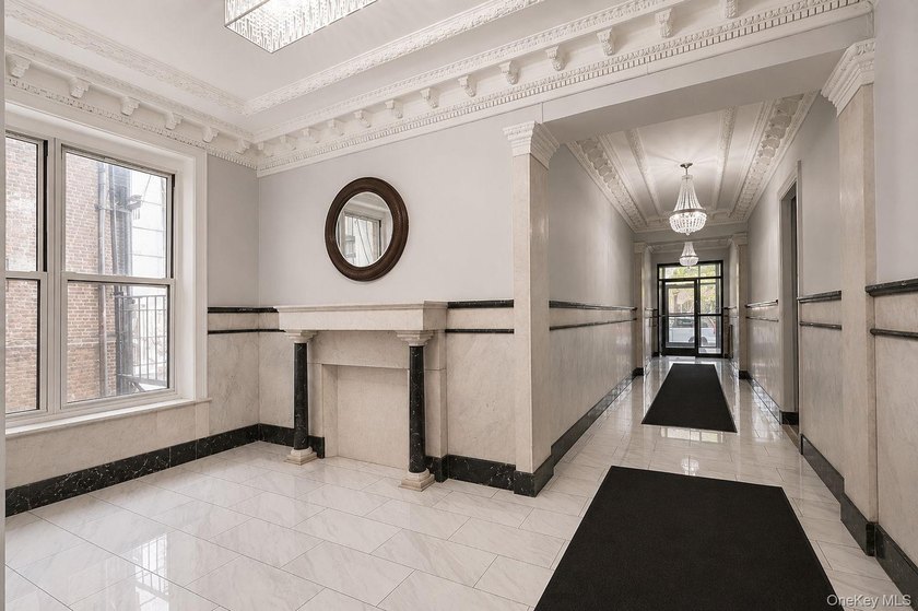 Perched on the top floor of a charming and meticulously - photo 5