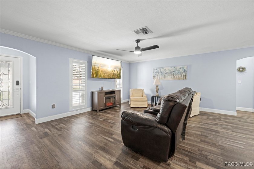 MAJOR PRICE REDUCTION!Move-In Ready 3-Bedroom Pool Home with - photo 39