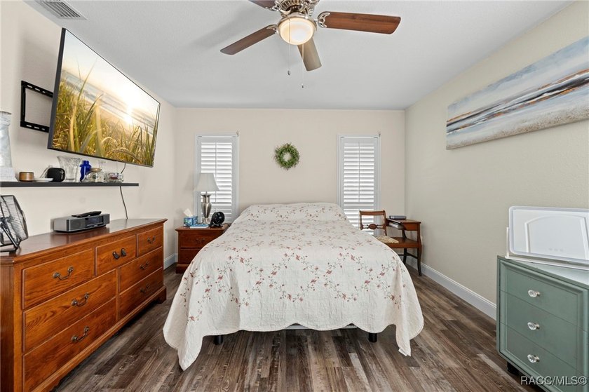 MAJOR PRICE REDUCTION!Move-In Ready 3-Bedroom Pool Home with - photo 43