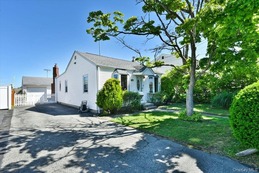 Welcome To 11 Glenda Drive In West Babylon! This Charming - photo 3