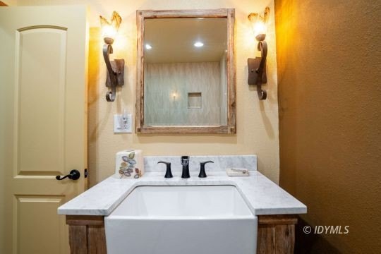 Cedar Stone Lodge is a stunning, furnished luxury retreat - photo 23