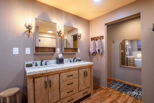 Cedar Stone Lodge is a stunning, furnished luxury retreat - photo 31