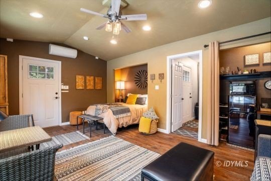 Cedar Stone Lodge is a stunning, furnished luxury retreat - photo 42