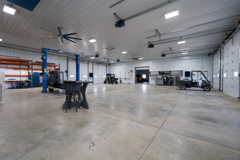 An exceptional commercial and light industrial facility built in - photo 32