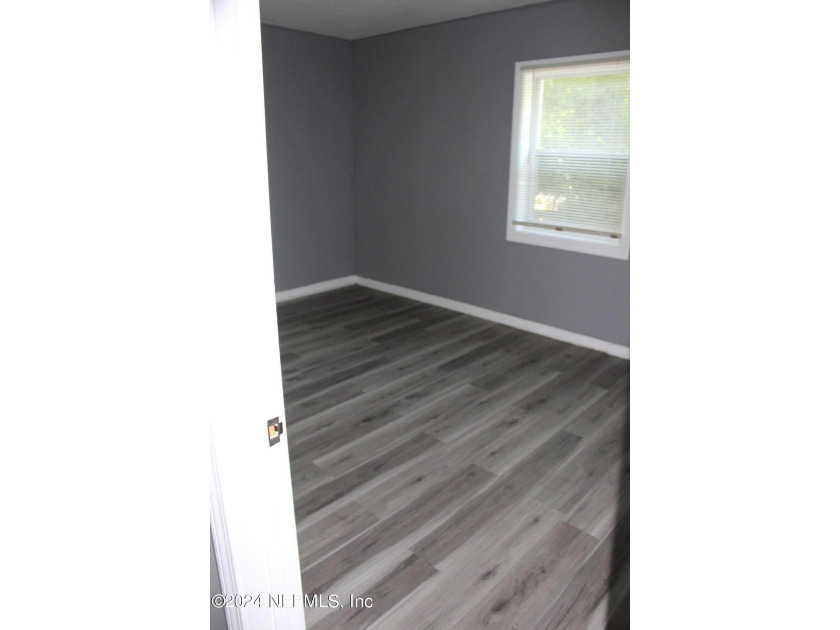 Quaint Home, 2 bedroom 1 bathroom home. Located Near Edgewood - photo 5