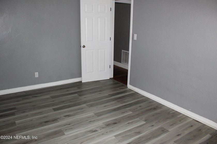 Quaint Home, 2 bedroom 1 bathroom home. Located Near Edgewood - photo 6