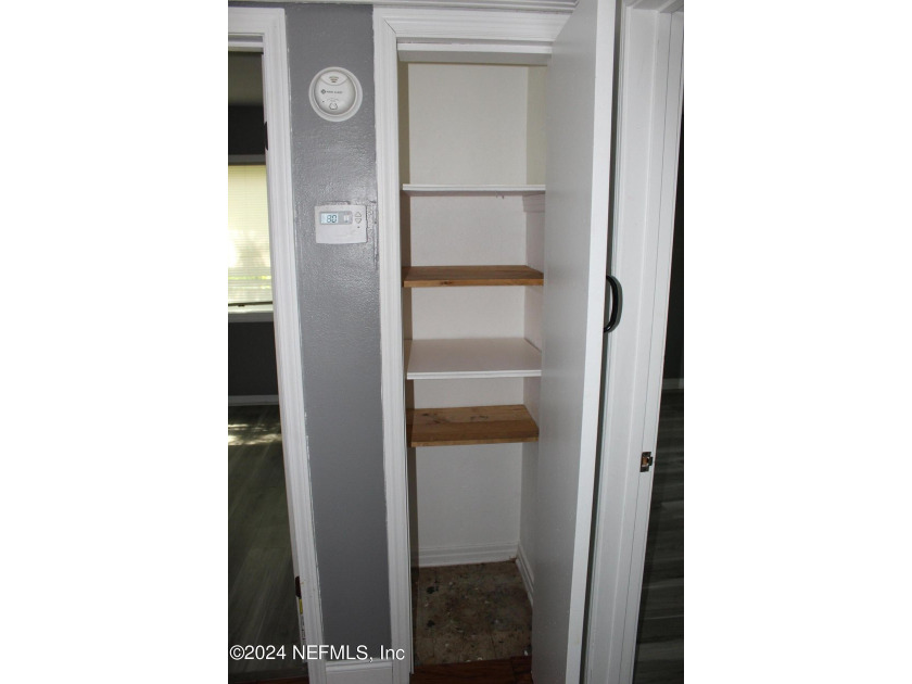 Quaint Home, 2 bedroom 1 bathroom home. Located Near Edgewood - photo 10