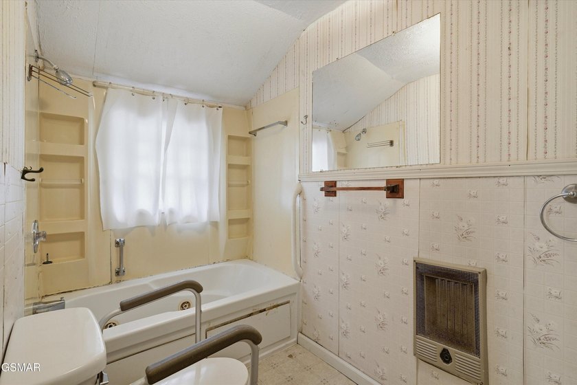 This home offers old world charm! 1 bedroom and 1 bath with a - photo 13