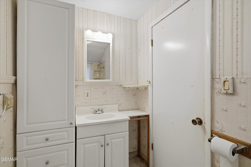 This home offers old world charm! 1 bedroom and 1 bath with a - photo 14