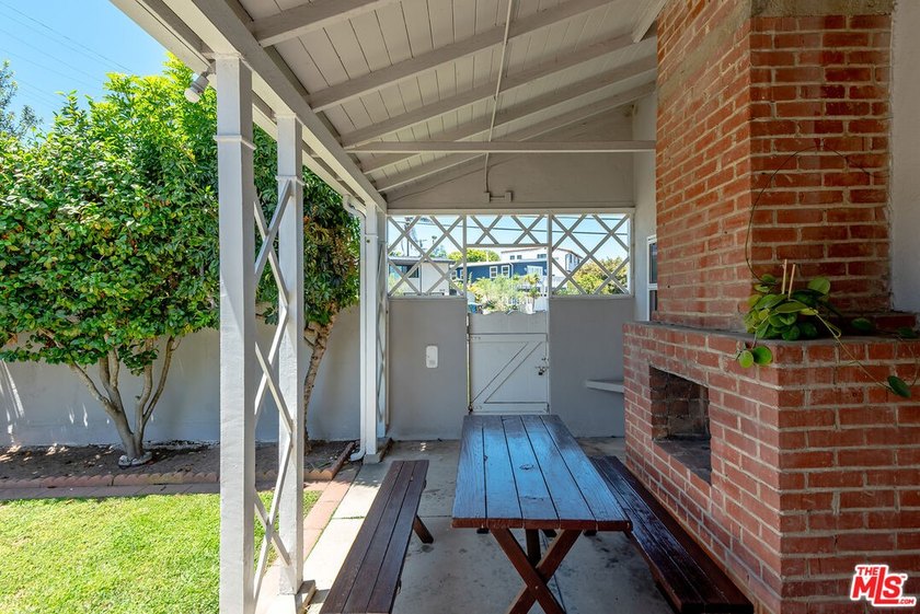Beautifully updated coastal residence featuring 4 bedrooms, 2 - photo 21
