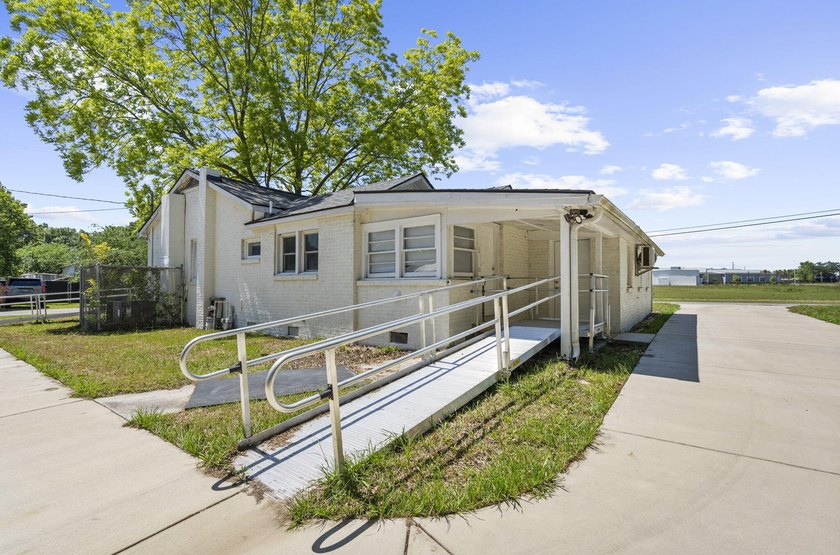 Lovely corner lot home! The homeowner purchased the adjacent lot - photo 3
