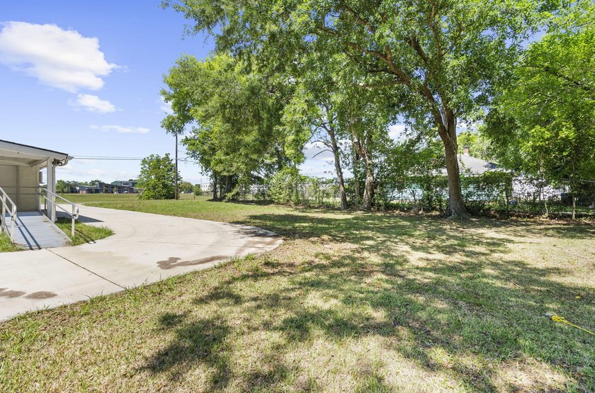Lovely corner lot home! The homeowner purchased the adjacent lot - photo 4