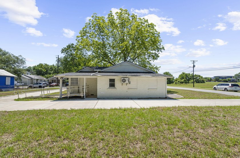 Lovely corner lot home! The homeowner purchased the adjacent lot - photo 5