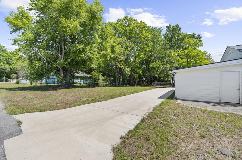 Lovely corner lot home! The homeowner purchased the adjacent lot - photo 6