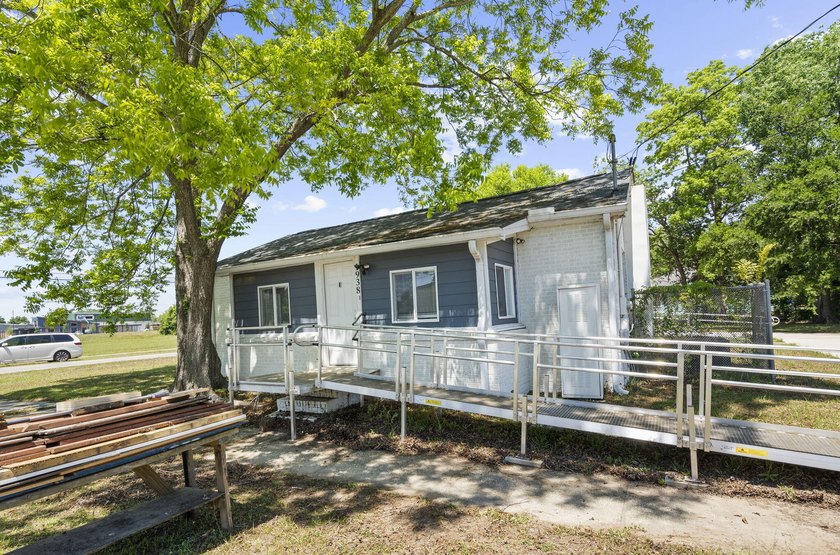Lovely corner lot home! The homeowner purchased the adjacent lot - photo 8