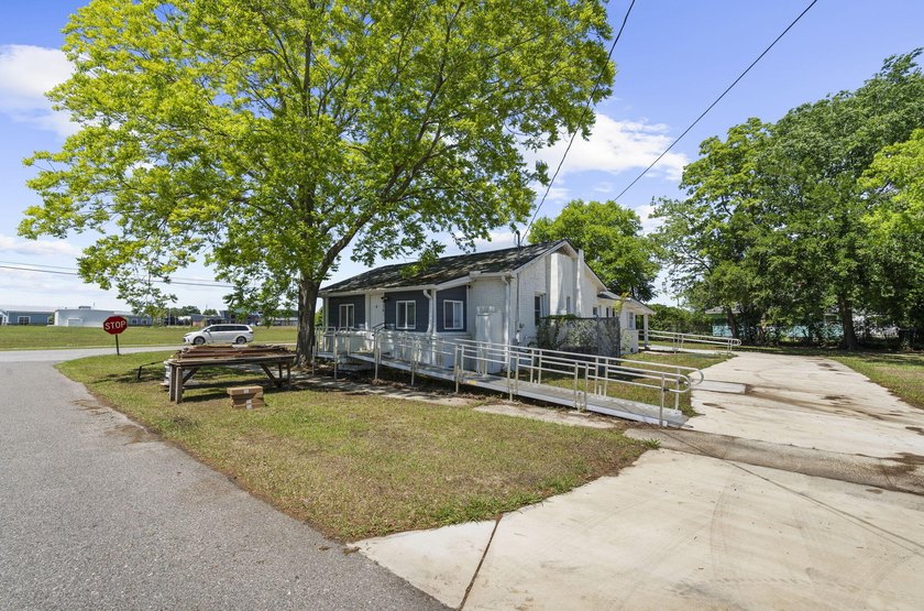 Lovely corner lot home! The homeowner purchased the adjacent lot - photo 9