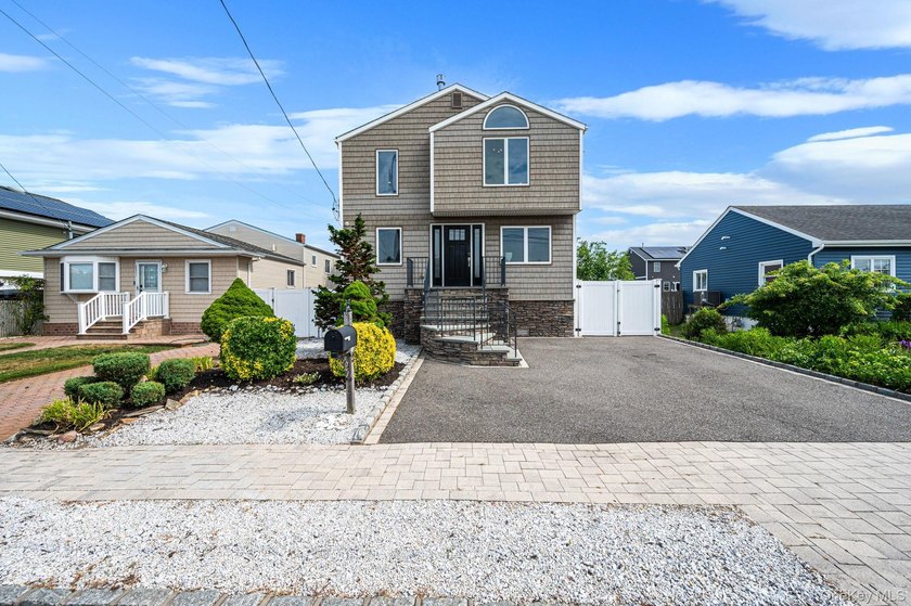 Welcome to this beautifully appointed Colonial, where timeless - photo 7