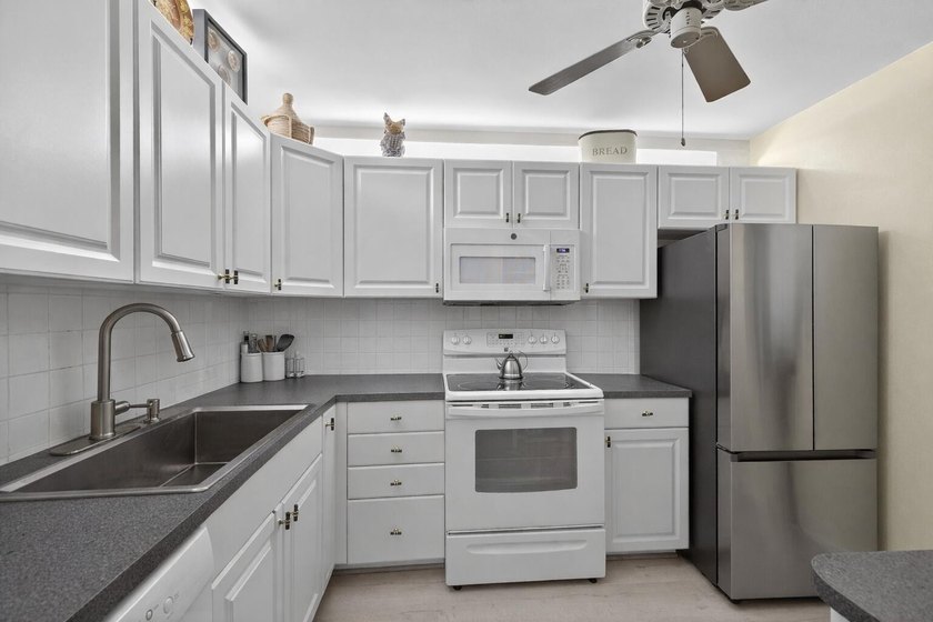 Charming 2 bed | 2.5 bath, 2-story townhouse offering a - photo 10