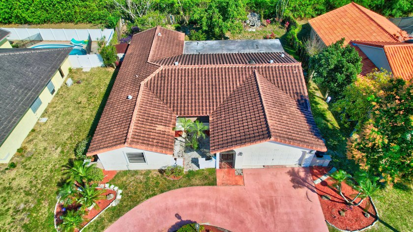 Discover this beautifully renovated 4-bedroom, 2-bathroom - photo 2