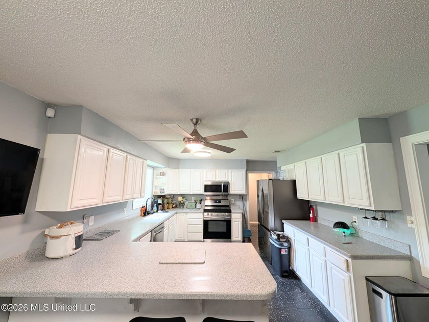Beautifully maintained, this 4-bedroom, 2-bath home in the heart - photo 14