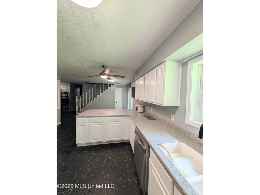 Beautifully maintained, this 4-bedroom, 2-bath home in the heart - photo 15