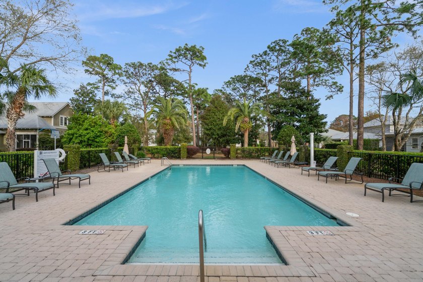 This 3 bed / 2 bath Florida Cottage style home in the lush and - photo 50